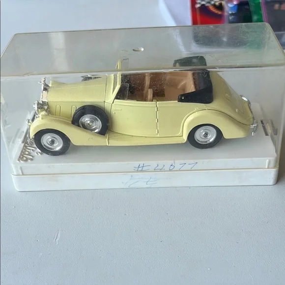 Solid White Model Base - Picture 3 of 3